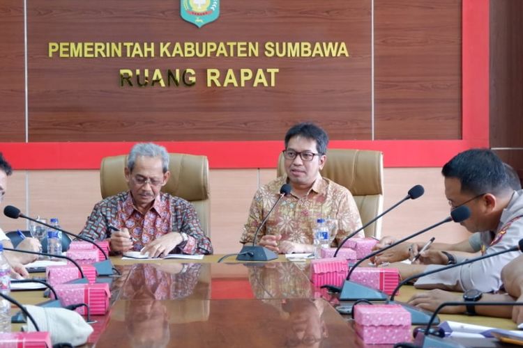 Kemenko PMK dengarkan laporan Pembangunan Hunian Tetap dari Bupati Sumbawa.