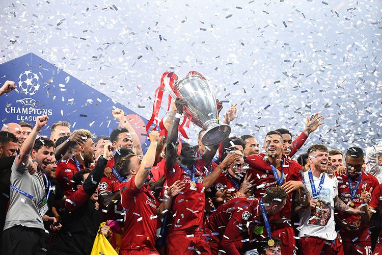 Para pemain Liverpool merayakan kemenangan dengan trofi juara usai melawan Tottenham Hotspur pada final Liga Champions 2019 di Stadion Wanda Metropolitano, Madrid, Sabtu (1/6/2019) atau Minggu dini hari. Liverpool menjadi juara Liga Champions 2018-2019 setelah mengalahkan Tottenham Hotspur 2-0.