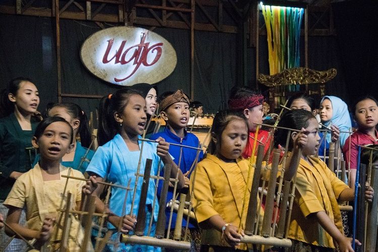 Pertunjukan permainan angklung oleh para murid di Saung Angklung Udjo, Bandung, Kamis (16/1/2020).