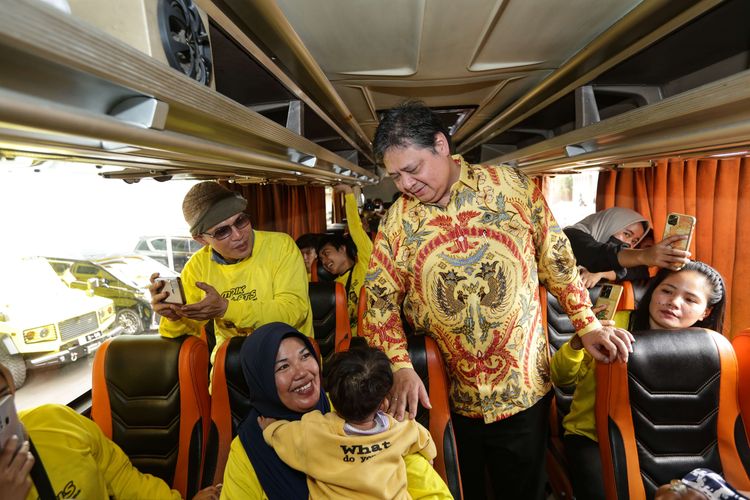 Ketua Umum Partai Golkar Airlangga Hartarto berbincang dengan peserta Mudik Gratis Bareng Golkar di Kantor DPP Partai Golkar, Jakarta, Rabu (12/4/2023). Mudik gratis ini diikuti lebih dari 400 peserta dengan menggunakan 10 bus menuju sejumlah kota tujuan.