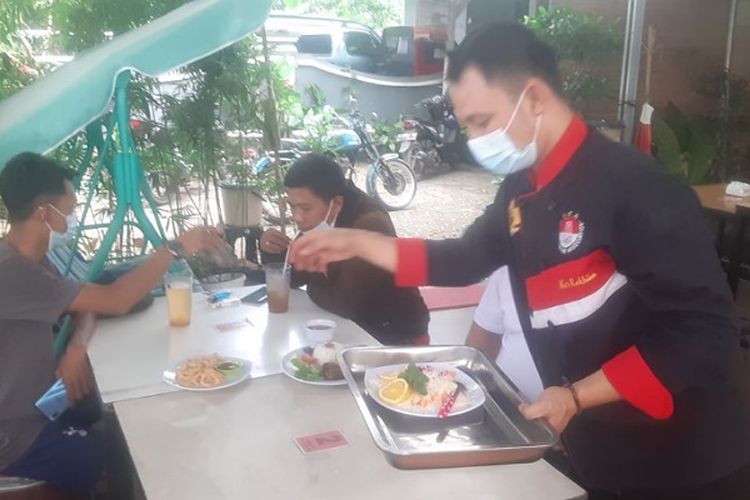 Nur Rokhim mantan chef hotel sedang melayani pelanggannya di cafe dan resto miliknya