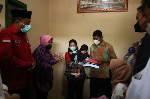 Risma Serahkan Sumbangan Donatur kepada Pasien Kronis di Lampung