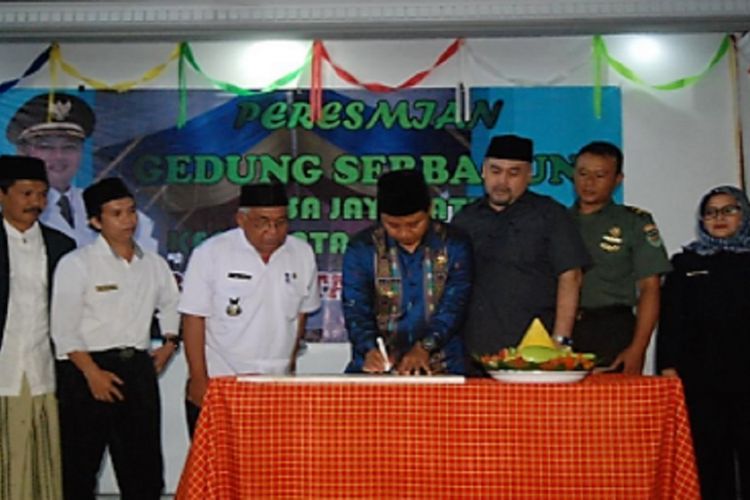 Bupati Tasikmalaya Uu Ruzhanul Ulum meresmikan gedung serbaguna di Desa Jaya Ratu, Kecamatan Sariwangi, Kabupaten Tasikmalaya, Rabu (25/10/2017)