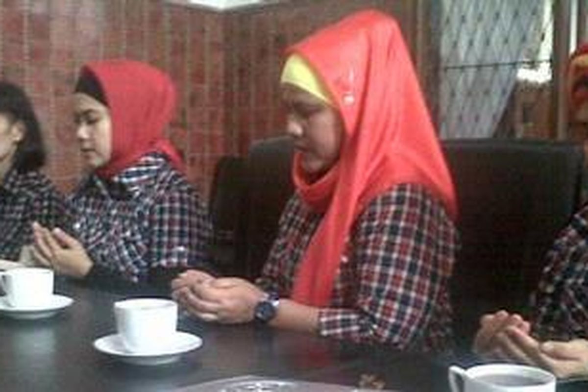 Isteri Jokowi (kedua dari kanan) sedang berdoa bersama untuk kemenangan suaminya, Jokowi.