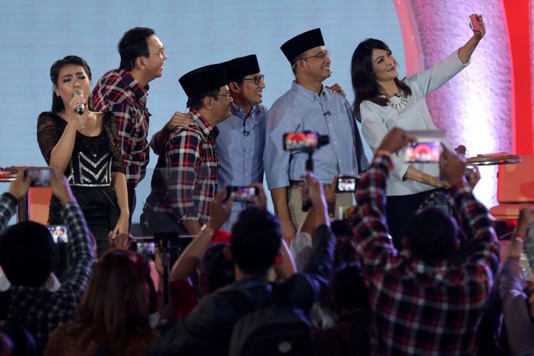 Kandidat calon gubernur dan wakil gubernur DKI Jakarta nomor urut 2, Basuki Tjahaja Purnama dan Djarot Saiful Hidayat serta pasangan kandidat nomor urut 3, Anies Baswedan dan Sandiaga Uno berpose bersama moderator debat Ira Koesno usai Debat Publik Pilkada DKI Jakarta Putaran Kedua yang diselenggarakan Komisi Pemilihan Umum Daerah DKI Jakarta di Hotel Bidakara, Jakarta, Rabu (12/4/2017). Pemungutan suara Pilkada DKI Jakarta putaran kedua akan dilaksanakan 19 April 2017 mendatang. KOMPAS IMAGES/KRISTIANTO PURNOMO