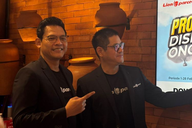 Chief Marketing Officer Lion Parcel Kenny Kwanto dan Chief Experience Officer (CXO) Lion Parcel Budi Santoso