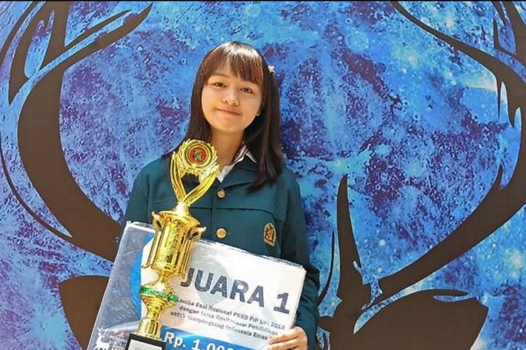 Vioni Giovanni, berhasil menorehkan prestasi pada Lomba Debat dan Esai Nasional yang diselenggarakan Jurusan PGSD-UPI. 