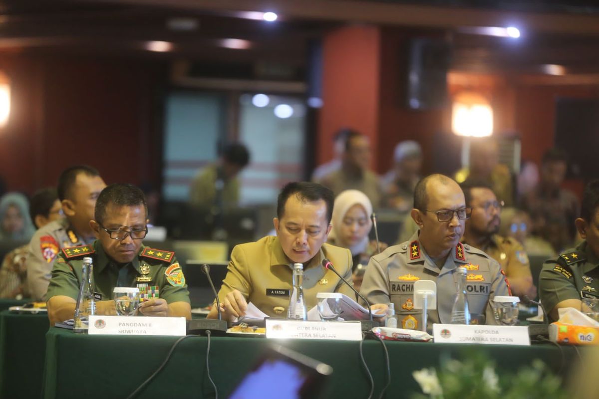 Penjabat (Pj) Gubernur Sumatera Selatan (Sumsel) Agus Fatoni menghadiri Rapat Koordinasi Khusus (Rakorsus) Peningkatan Upaya Penanggulangan Kebakaran Hutan dan Lahan (Karhutla) 2023 di Gedung Manggala Wanabakti, Kementerian Lingkungan Hidup dan Kehutanan (LHK), Jakarta, Senin (9/10/203).


