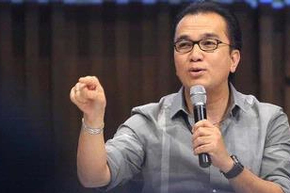 Tantowi Yahya penyanyi, produser musik dan anggota DPR RI