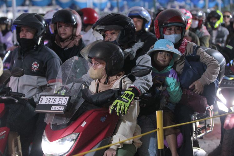 Pemudik kendaraan roda dua membawa anak mudik terlihat saat antre masuk ke kapal feri di Pelabuhan Ciwandan, Cilegon, Banten, Rabu (19/4/2023) dini hari. Sebanyak 12 kapal milik PT ASDP, satu kapal Pelni dan tiga kapal milik PT Antosim Lampung Pelayaran dikerahkan untuk mengangkut pemudik motor.