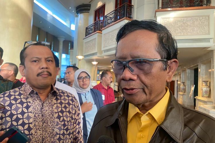 Menko Polhukam, Mahfud MD saat berada di Surabaya