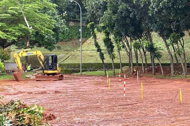 Petugas Tol Cipali sedang merapihkan sisa pelemahan atau pergeseran tanah di kawasan sekitar rest area KM 101 Tol Cipali , Jumat (15/3/2024) siang