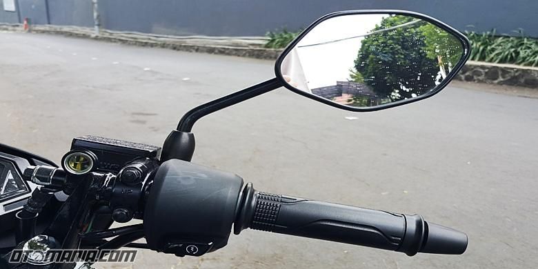 Kaca spion jadi faktor penting redam blind spot saat berekndara.