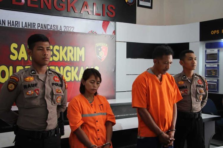 Pasutri plaku pembunuhan berencana terhadap ODGJ saat dihadirkan dalam konferensi pers di Polres Bengkalis, Riau, Selasa (1/11/2022).
