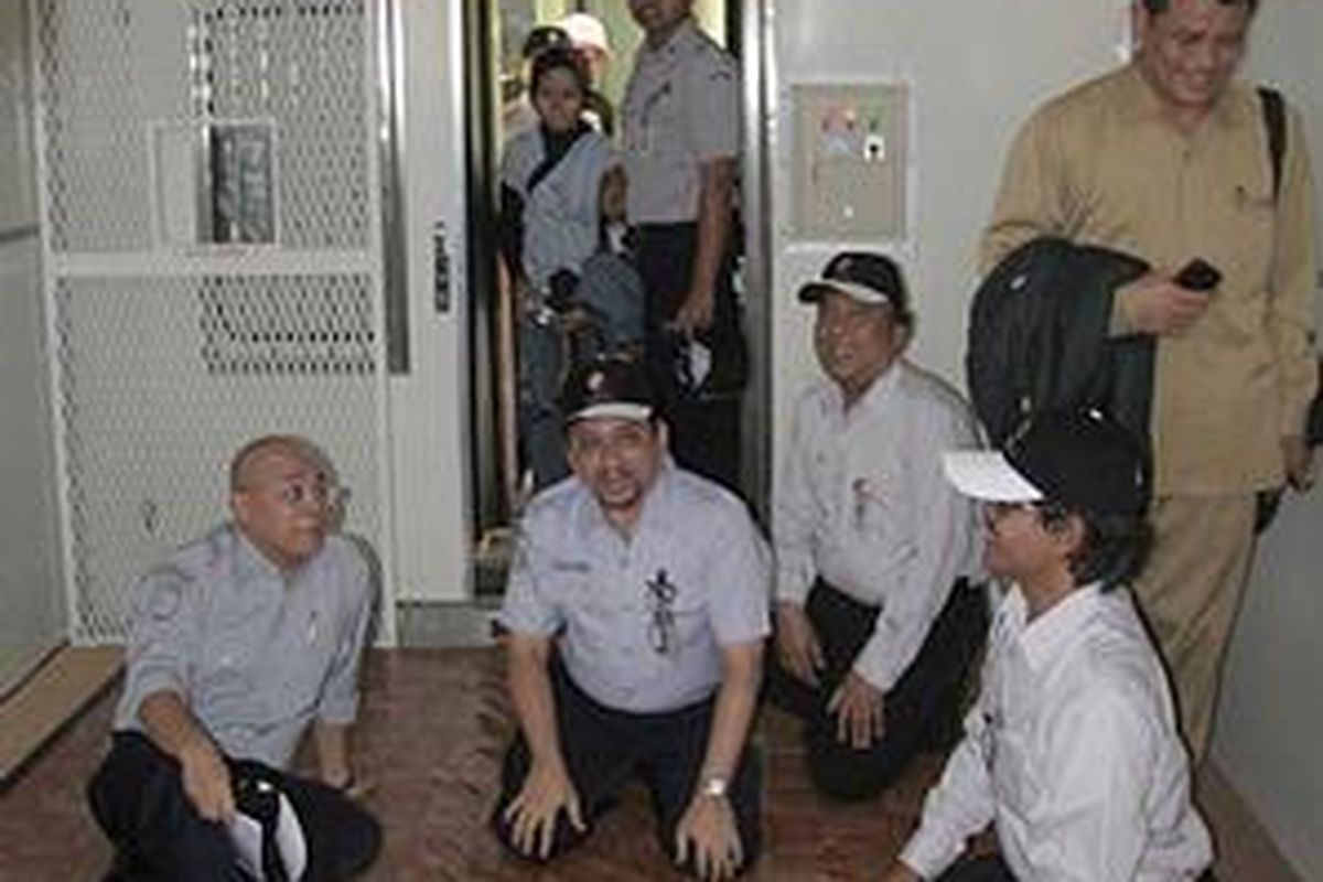 Menteri Perhubungan Jusman Syafii Djamal (duduk paling kiri) saat meninjau gerbong bagasi ini di PT Industri Kereta Api (Inka) di Madiun, Rabu (27/8).