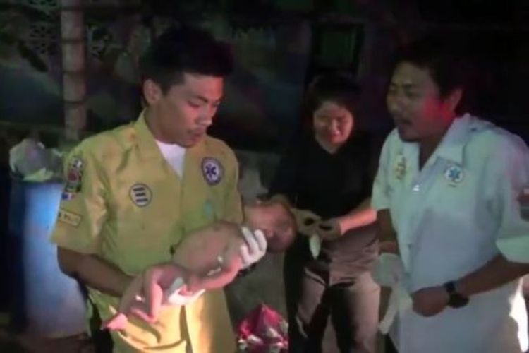 Petugas paramedis membawa bayi perempuan yang ditemukan di tempat sampah dan sudah dikerumuni semut di kota Chonburi, Thailand.