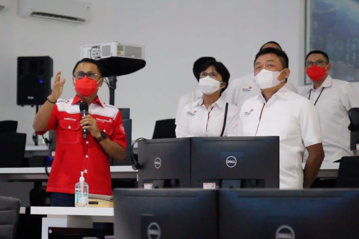 Direktur Utama Telkom Ririek Adriansyah (tengah) disaksikan Direktur Consumer Service Telkom FM Venusiana R (kiri) dan Direktur Utama Telkom Akses Semly Saalino (kanan) meresmikan Telkom Akses Command Center di Legok, Banten beberapa waktu yang lalu.