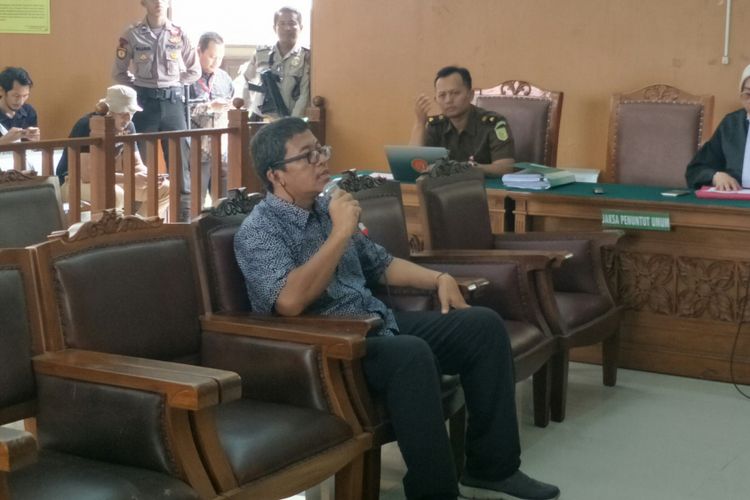 Peneliti dari Pusat Kajian Terorisme dan Konflik Sosial Universitas Indonesia Solahudin saat bersaksi sebagai saksi ahli dalam sidang kasus peledakan bom di Jalan MH Thamrin pada 2016 dengan terdakwa Aman Abdurrahman di Pengadilan Negeri Jakarta Selatan, Selasa (17/4/2018).