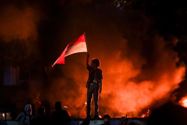 Pengunjuk rasa melakukan aksi 29 Agustus 2025 di depan Kompleks Parlemen Senayan, Jakarta, Jumat (29/8/2025). Aksi tersebut menuntut pengusutan tuntas kasus tewasnya pengemudi ojek online Affan Kurniawan yang ditabrak mobil rantis Brimob.
