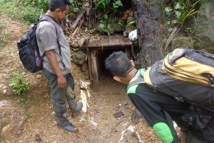 Balai Taman Nasional Gunung Halimun Salak (TNGHS) Wilayah Lebak mencatat saat ini masih terdapat 10 blok tambang emas liar di Hulu Sungai Ciberang. Keberadaan tambang emas liar tersebut disebut menjadi penyebab banjir bandang yang terjadi pada Rabu (1/1/2020).