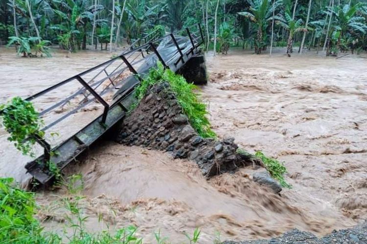 Jembatan Desa Kandangan, Kecamatan Pesanggaran, Kabupaten Banyuwangi, Jawa Timur, rusak terdampak banjir, Senin (21/3/2022).
