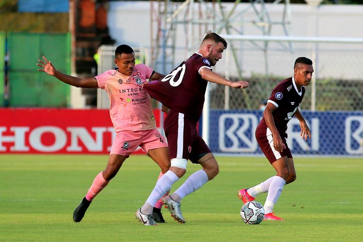 Aksi pada lanjutan laga Liga 1 antara PSM Makassar dan Madura United, Sabtu (8/1/2022).