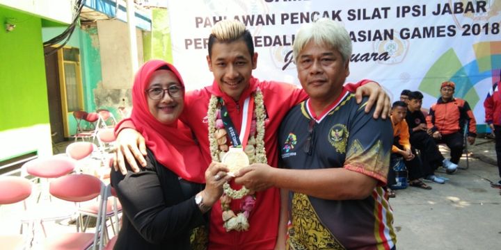 Pesilat Hanifan YK saat berfoto bersama Dewi Yulianti (Ibu) dan Dani Wisnu (ayah) di Gor Padjadjaran, Bandung, senin (3/9/2018).