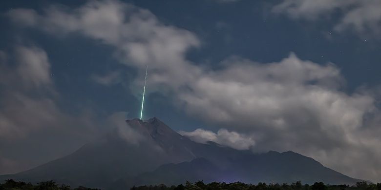 Foto fenomena terlihatnya kilatan cahaya yang diduga merupakan meteor terjadi di Gunung Merapi pada Kamis (27/5/2021).