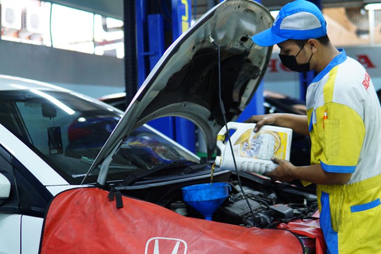 Telat ganti oli mesin mobil bisa jadi salah satu penyebab mobil ngempos.