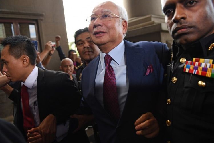 Mantan Perdana Menteri Malaysia Najib Razak tiba di kompleks pengadilan Duta di Kuala Lumpur, pada Rabu (4/7/2018). (AFP/Mohd Rasfan)