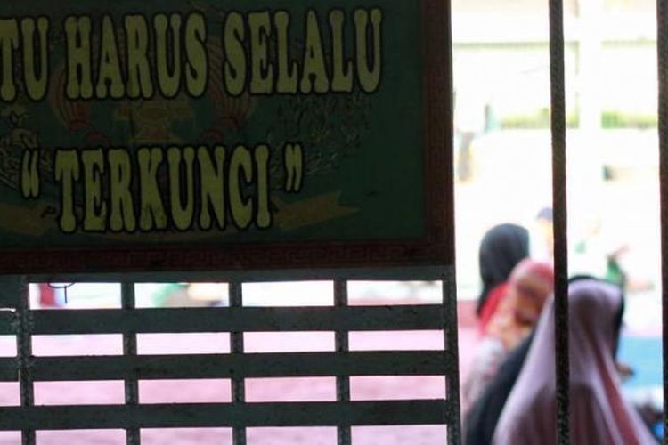 Warga binaan menjalankan ibadah shalat Idul Fitri di Lembaga Pemasyarakatan (Lapas) Kelas IIA Pontianak, Kalimantan Barat, Rabu (6/7/2016). Ada lebih dari 450 warga binaan yang ada di lapas ini, Sebanyak 293 orang di antaranya mendapat remisi khusus hari besar keagamaan.