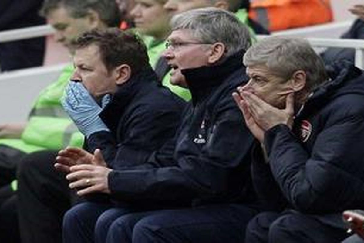 Pelatih Arsenal Arsene Wenger (kanan).