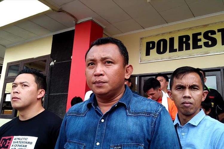 Kasat Reskrim Polresta Palembang Kompol Yon Edi Winara memberikan keterangan terkait kasus penganiayaan siswa SMA Taruna Indonesia saat mengikuti kegiatan orientasi, Kamis (18/7/2019).