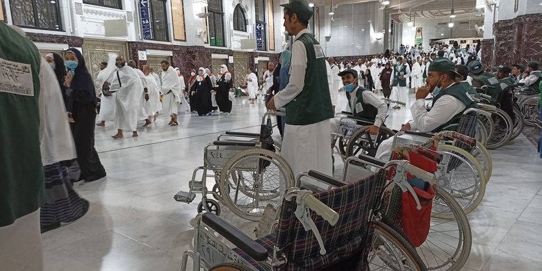 Ilustrasi layanan kursi roda di Masjidil Haram bagi jemaah haji lansia.