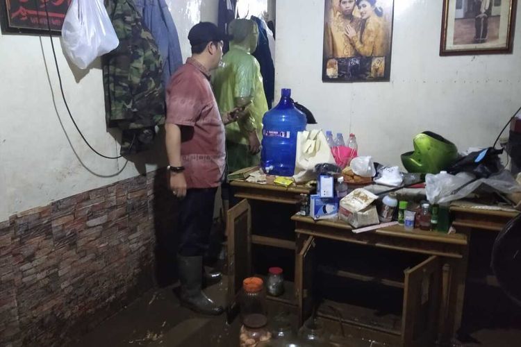 Banjir rendam pemukiman warga di Gang Apandi, Braga, Kota Bandung, Jawa Barat, Kamis (11/1/2024)