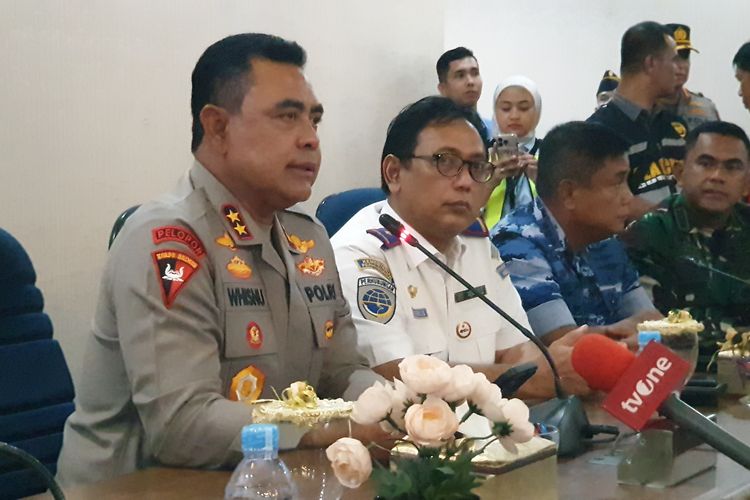 Kapolda Sumatera Utara Irjen Whisnu Hermawan menggelar konferensi pers di Bandara Kualanamu Internasional pada Sabtu (21/6/2025).  
