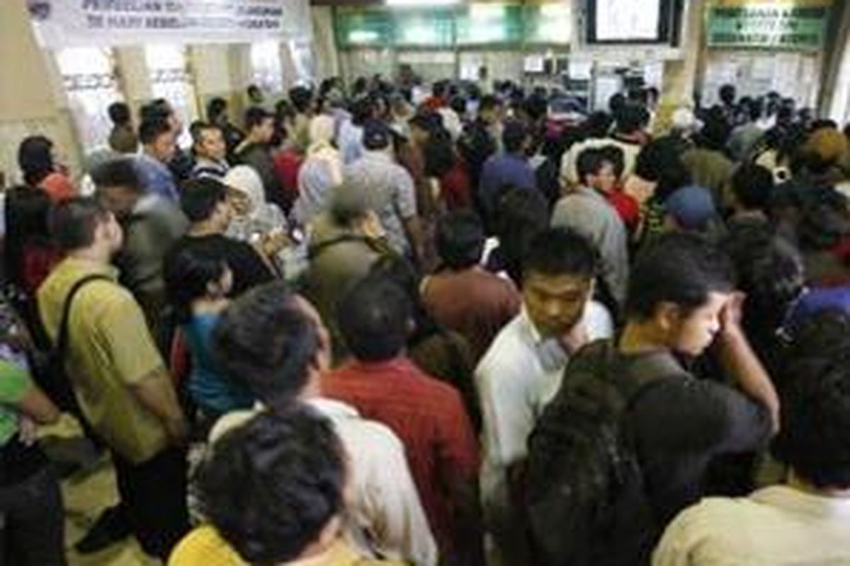 Calon penumpang antre mendapatkan tiket kereta api untuk mudik Lebaran di Stasiun Jatinegara, Jakarta Timur, Sabtu (30/8). Sejumlah calon pemudik terpaksa menginap di stasiun untuk mendapatkan tiket lebaran, diperkirakan jumlah pemudik tahun 2008 mencapai 2,9 juta, naik 0,1 juta dibandingkan tahun lalu. 