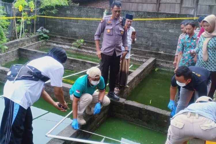 Kepolisian menggelar olah TKP di lokasi penemuan mayat bayi perempuan di Desa Penawangan, Kecamatan Penawangan, Kabupaten Grobogan, Jawa Tengah, Sabtu (11/1/2020).(Dokumen Polsek Penawangan)