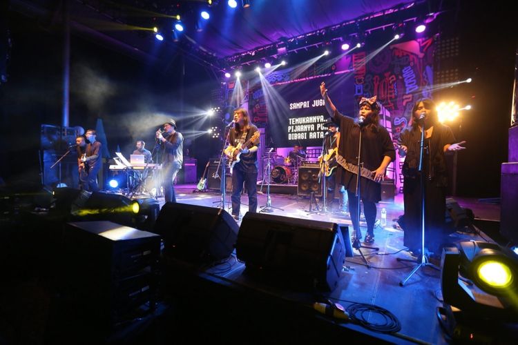 Efek Rumah Kaca tampil dalam Synchronize Festival 2017 di Gambir Expo, Kemayoran, Jakarta, Jumat (6/10/2017). Acara musik ini berlangsung selama tiga hari hingga Minggu 8 Oktober 2017.