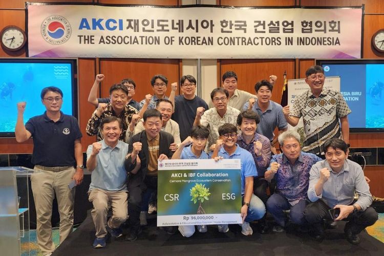 Penggalangan dana oleh AKCI yang diserahkan kepada Indonesia Biru Foundation (IBF), Rabu (