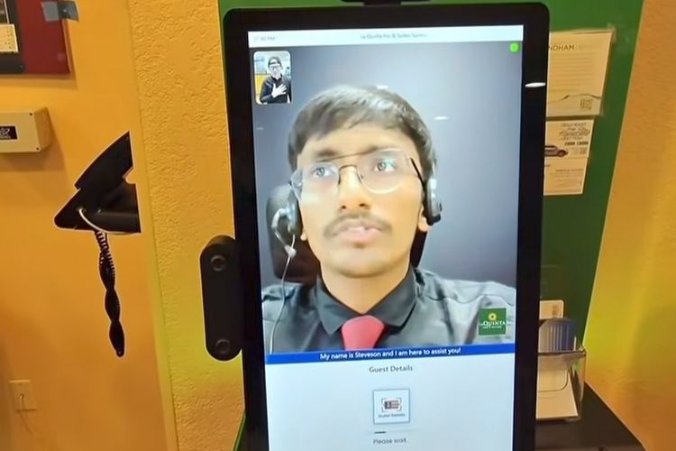 Seorang karyawan hotel di Miami mengoperasikan layanan check-in dan check-out secara virtual melalui video call.