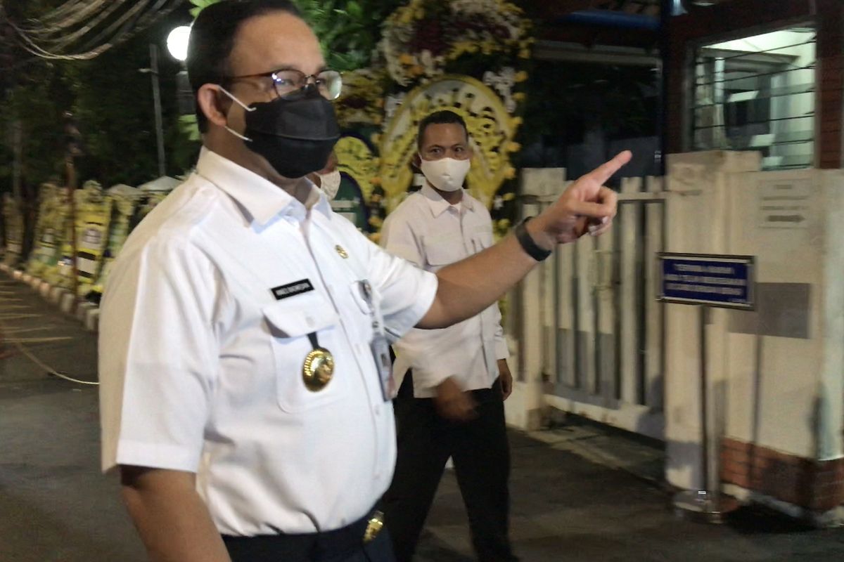 Gubernur DKI Jakarta, Anies Baswedan melayat pendiri Kompas Gramedia dan tokoh pers, Jakob Oetama di Gedung Kompas Gramedia Palmerah Selatan Unit 2, Gelora, Tanah Abang, Jakarta pada Rabu (9/9/2020) pukul 22.40 WIB.