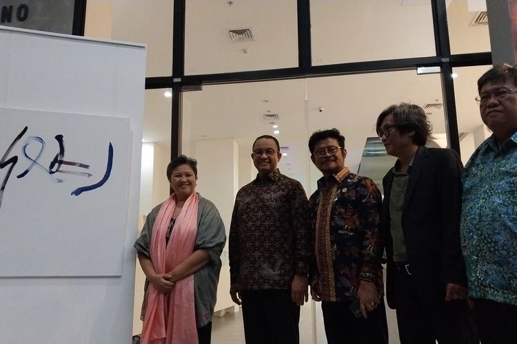 Wakil Ketua MPR RI, Lestari Moerdijat disamping Kanvas yang sudah digoreskan cat sebagai simbolis pembukaan acara pameran lukisan, Taman Ismail Marzuki, Jakarta, Sabtu (19/8/2023)
