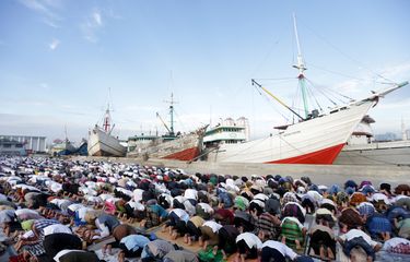 Umat muslim menunaikan Shalat Idul Fitri 1438 Hijriah di Pelabuhan Sunda Kelapa, Minggu (25/6/2017). Pemerintah menetapkan 1 Syawal 1438 Hijriah atau Idul Fitri jatuh pada hari ini. KOMPAS IMAGES/KRISTIANTO PURNOMO