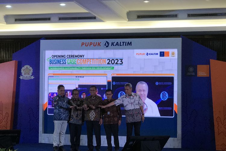 [ki-ka] SEVP Business Support Meizar Effendi, Direktur Keuangan dan Umum Qomaruzzaman, Direktur Utama PKT Rahmad Pribadi, Dekan FEB UGM Prof. Dr. Didi Achjari dan Koordinator Program PKT-GAMA BCC 2023 Eddiwan Danusaputro resmi membuka PKT-GAMA Business Case Competition di Jakarta pada Rabu (5/7/2023).