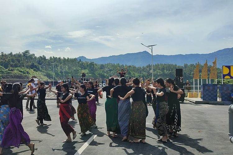 Sejumlah siswa di Buleleng berlatih tari untuk menampilkan tari tradisional Bali dalam penyambutan Presiden RI Joko Widodo, Rabu (1/2/2023) di areal Bendungan Tamblang, Kabupaten Buleleng, Provinsi Bali.