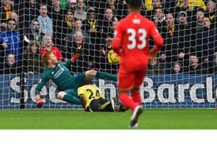 Striker Watford asal Nigeria, Odion Ighalo (2 dari kiri) menyundul bola melewati hadangan kiper Liverpool asal Hungaria, Adam Bogdan, pada laga Premier League di Vicarage Road Stadium, Minggu (20/12/2015). Liverpool kalah 0-3.