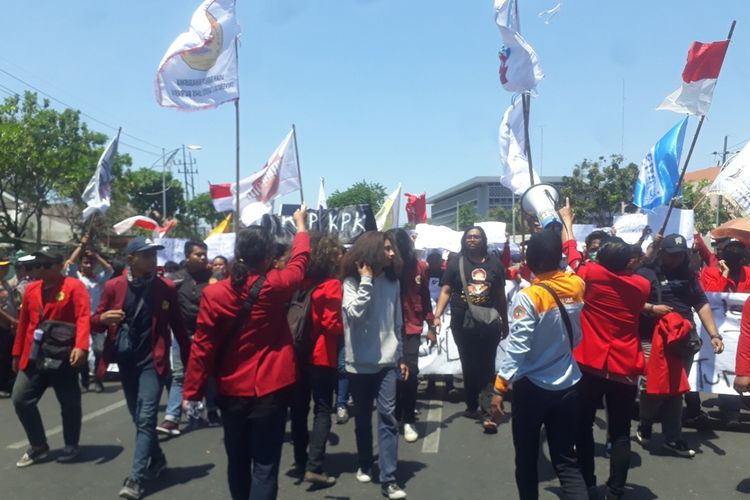 Mahasiswa berdatangan di depan Gedung DPRD Jatim di Jalan Indrapura Surabaya, Kamis (26/9/2019).