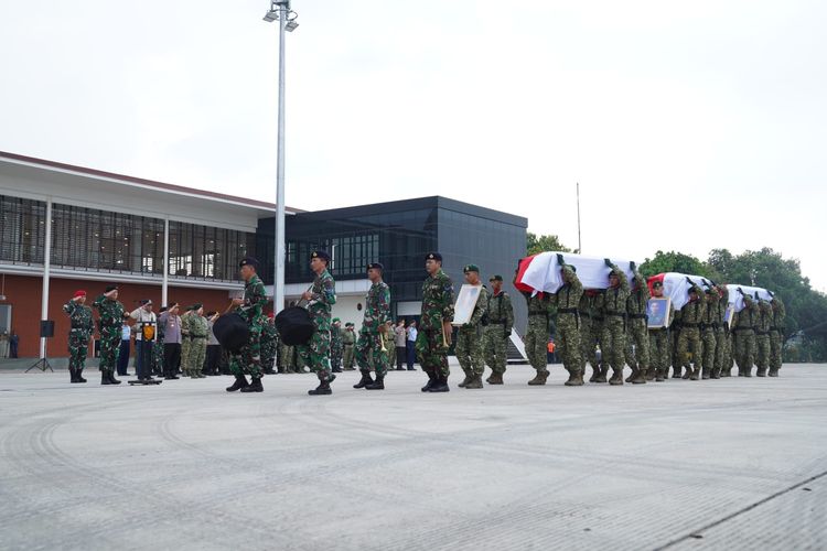 Tiga jenazah prajurit TNI AD, yakni Pratu Kurniawan, Pratu Ibrahim dan Prada Sukra tiba di Pangkalan Udara (Lanud) Halim Perdana Kusuma, Jakarta Timur, Kamis (20/4/2023) sore.