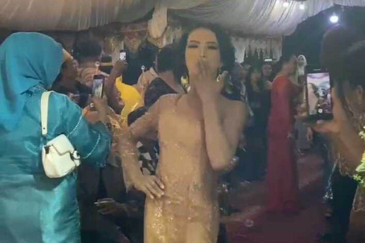 Viral di berbagai media sosial, video kontes fashion show yang digelar sejumlah waria di Kabupaten Maros, Sulawesi Selatan.